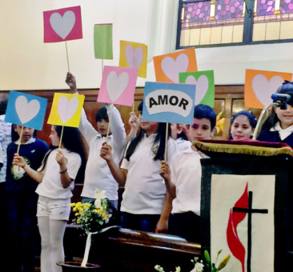 Estudiantes de las escuelas Morris y Juana Manso toman la comunión por primera vez