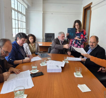 Firma de convenio entre UNIPE e iglesias evangélicas para preservar la biblioteca del ex ISEDET