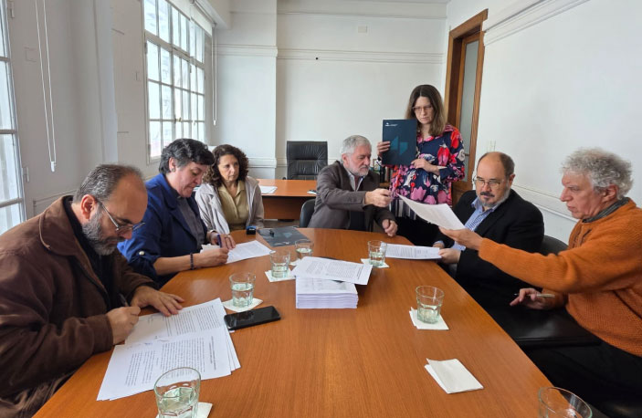 Firma de convenio entre UNIPE e iglesias evangélicas para preservar la biblioteca del ex ISEDET