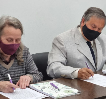 Firma de acuerdo por la biblioteca del ISEDET